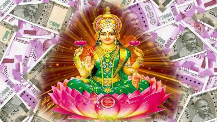 जैसा की ही हम सभी जानते है धन की देवी लक्ष्मी को खुश करना आसान नहीं है। लोग पूरे जीवन बहुत मेहनत करते है और सिर्फ अपना जीवन यापन कर इस दुनिया को अलविदा कह जाते है उनके सपने अधूरे रह जाते है। क्यूंकि आज के समय में आप को कुछ भी करना को उसके लिए आप को धन यानी रुपयों की जरुरत पड़ती है।
