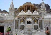 Nakoda Ji Jain Mandir: नाकोड़ा जी जैन मंदिर भारत के राजस्थान के बाड़मेर जिले में स्थित एक प्रसिद्ध तीर्थस्थल है। यह जैन समुदाय के लिए एक पवित्र पूजा स्थल है और ऐसा माना जाता है कि यह भगवान श्री पार्श्वनाथ जी का निवास स्थान भी है।