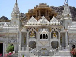 Nakoda Ji Jain Mandir: नाकोड़ा जी जैन मंदिर भारत के राजस्थान के बाड़मेर जिले में स्थित एक प्रसिद्ध तीर्थस्थल है। यह जैन समुदाय के लिए एक पवित्र पूजा स्थल है और ऐसा माना जाता है कि यह भगवान श्री पार्श्वनाथ जी का निवास स्थान भी है।